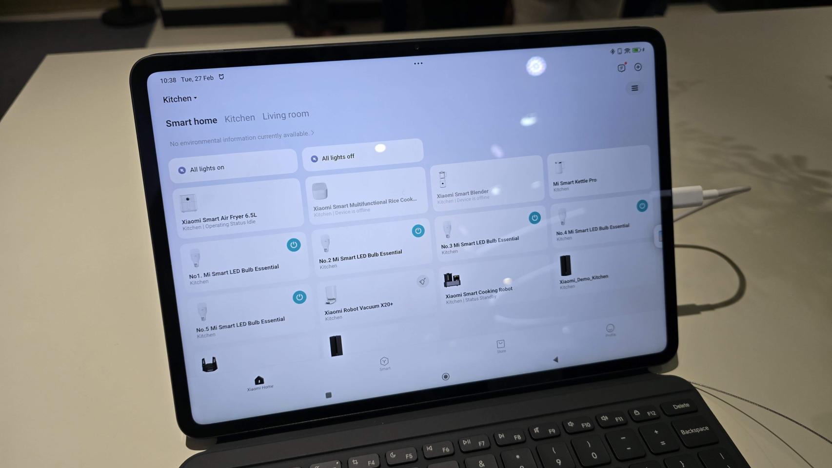 Tablet de Xiaomi controlando varisos dispositivos