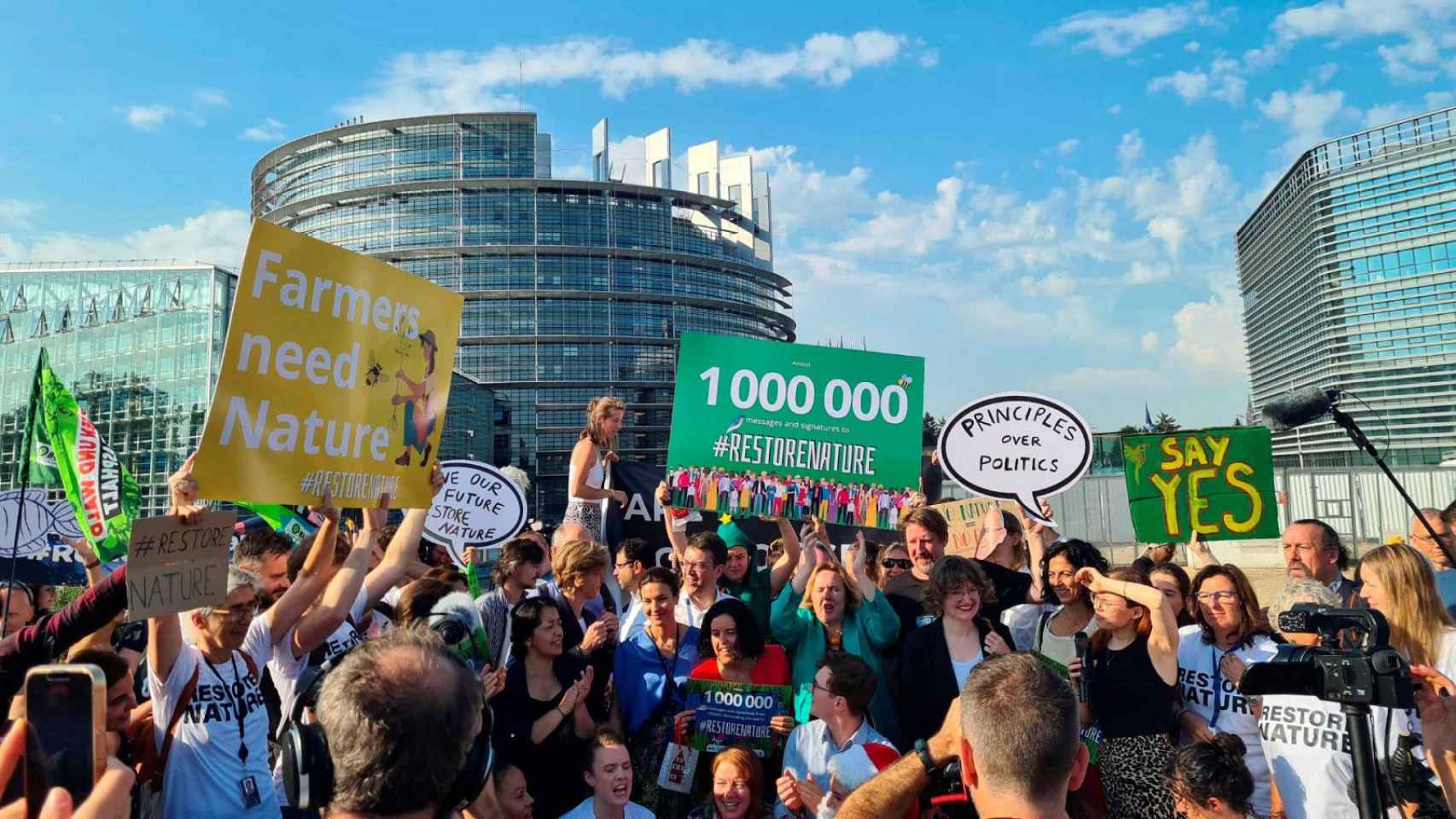 Activistas en una protesta en apoyo a la norma frente Parlamento Europeo a 11 de julio de 2023.