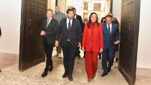 López Miras (centro), acompañado por la consejera de Turismo, Carmen Conesa (dcha.) y el alcalde de Lorca, Fulgencio Gil (izda.), entra al Palacio de Guevara después de su restauración.