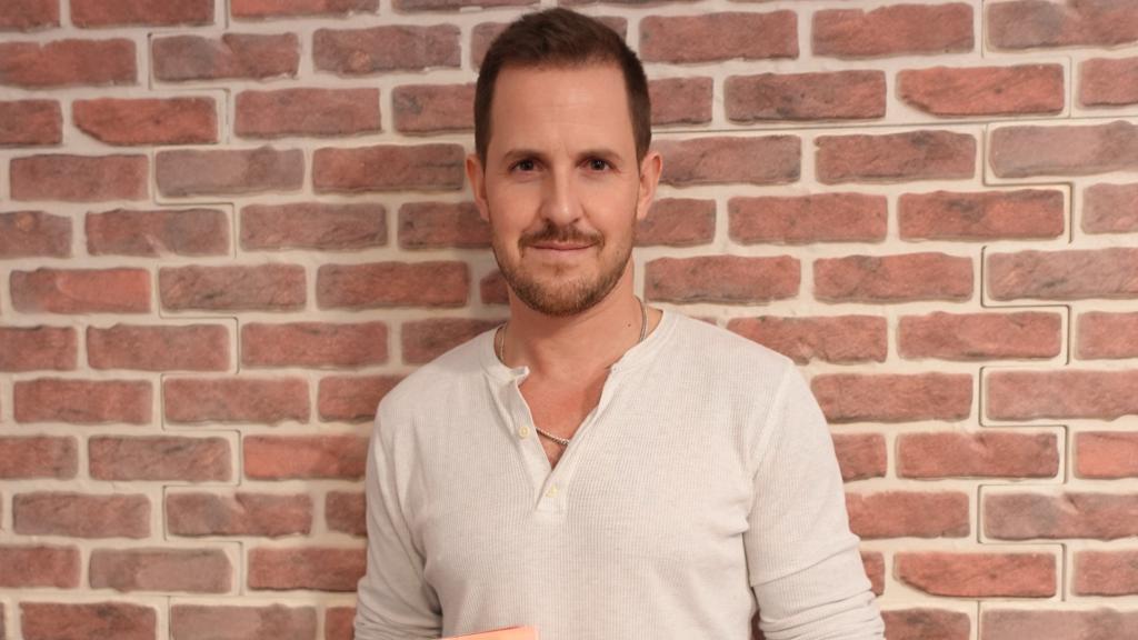 El medievalista Dan Jones posando en Madrid con su última obra