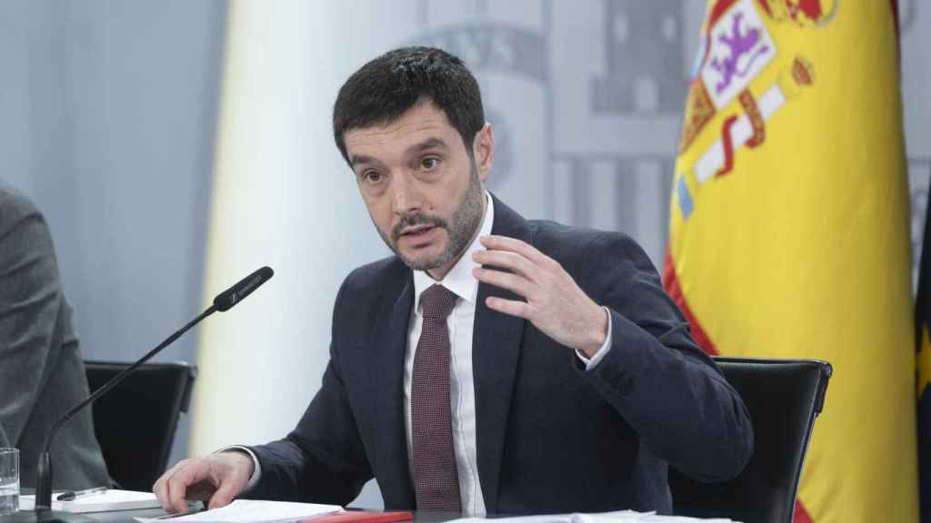 El ministro de Derechos Sociales, Consumo y Agenda 20230, Pablo Bustinduy, en la sala de prensa de Moncloa.