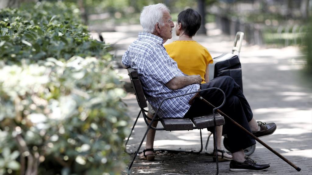 Un jubilado en un banco.