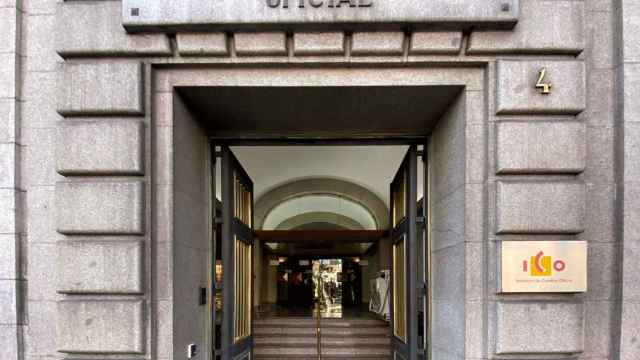 Una de las puertas de acceso de la sede del ICO en el Paseo del Prado de Madrid.