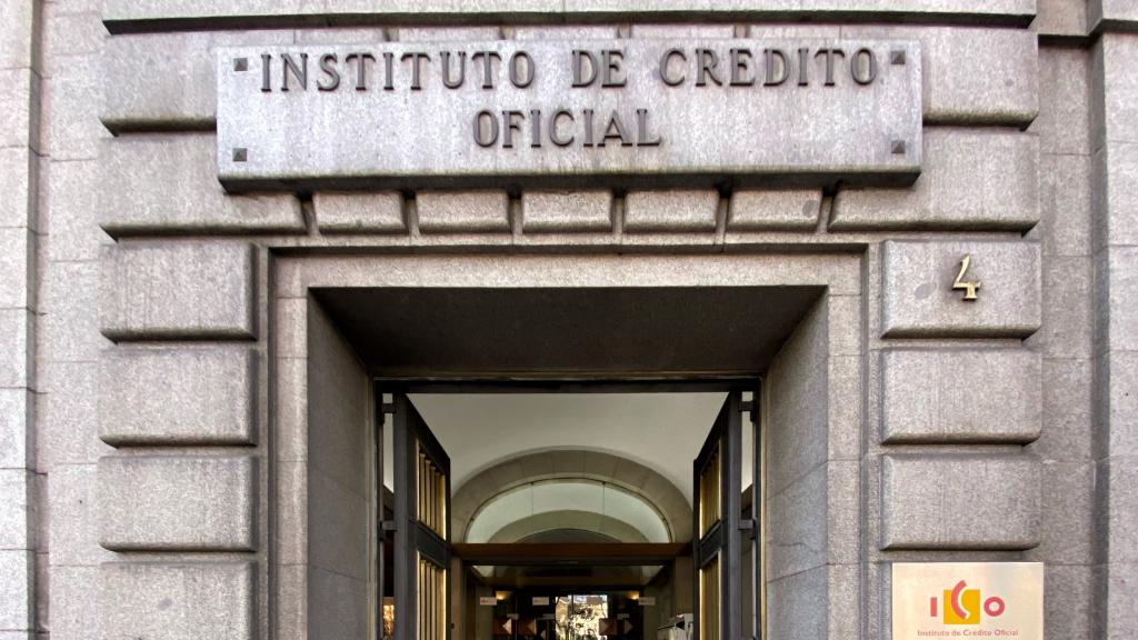 Una de las puertas de acceso de la sede del ICO en el Paseo del Prado de Madrid.