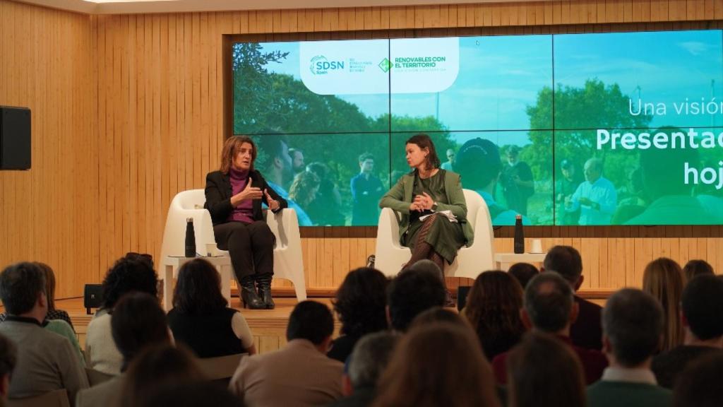 Momento de la presentación de la Hoja de Ruta Renovables con el Territorio, con la vicepresidenta tercera y ministra para la Transición Ecológica y el Reto Demográfico, Teresa Ribera, junto a la presidenta de REDS-SDSN Spain, Leire Pajín.