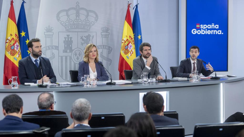De izda a dcha: El ministro de Economía, Comercio y Empresa, Carlos Cuerpo; la portavoz del Gobierno y ministra de Educación, Pilar Alegría; el ministro de Cultura, Ernest Urtasun, y el ministro de Derechos Sociales, Consumo y Agenda 20230, Pablo Bustinduy, durante una rueda de prensa posterior a la reunión del Consejo de Ministros
