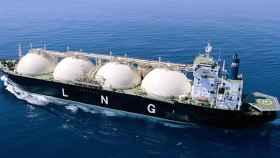 Barco de GNL (gas natural licuado).