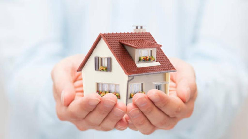 Imagen de una casa sobre unas manos