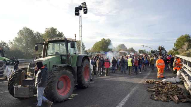 La principal vía de conexión por carretera entre España y Francia, la AP-7, bloqueada por la protesta de este martes.