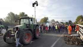 La principal vía de conexión por carretera entre España y Francia, la AP-7, bloqueada por la protesta de este martes.