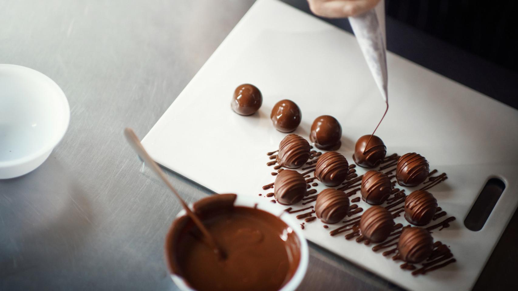 El tour por una fábrica de chocolate en pleno centro de Madrid: el plan ideal para los más golosos