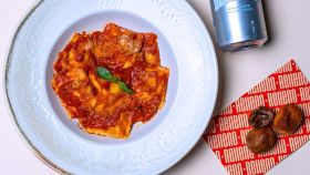 Raviolis de parmigiana de berenjena con salsa de tomate.