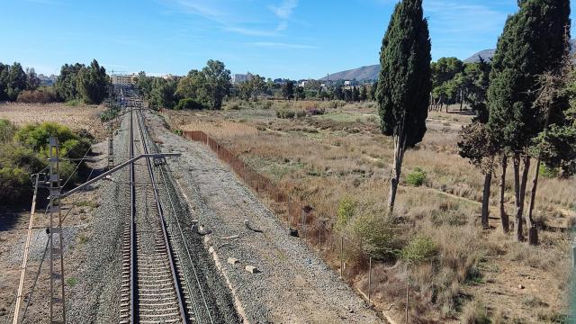 Tramo en vía única del Cercanías Málaga-Fuengirola a la altura del Campamento Benítez.