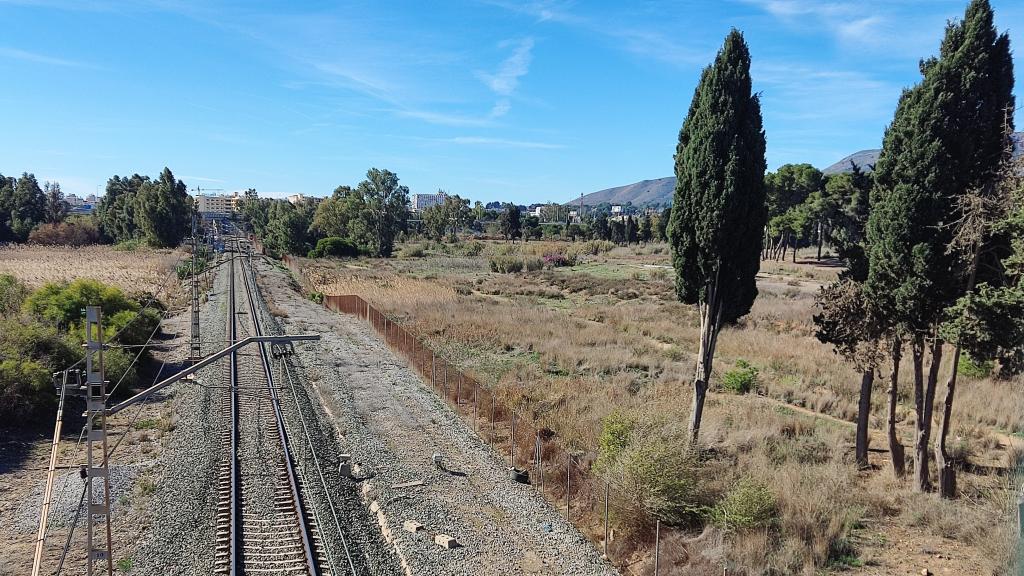 Tramo en vía única del Cercanías Málaga-Fuengirola a la altura del Campamento Benítez.