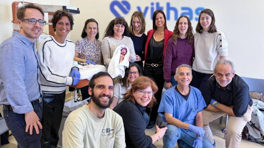Fotografía de familia de los equipos de ambos hospitales.