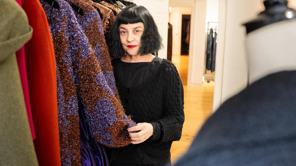 Fely Campo posando con su última colección presentada en la Mercedes Benz Fashion Week.