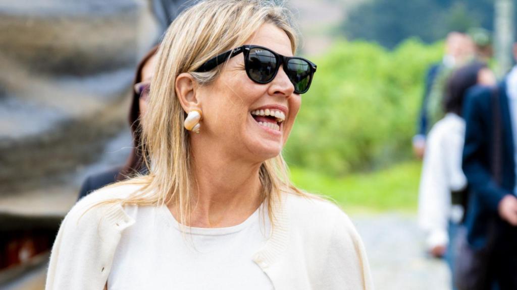 La Reina, en una de sus visitas de trabajo en Colombia.