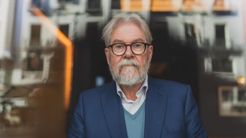 Michael Reid, al otro lado del escaparate del Hotel Catalonia, en la Gran Vía madrileña.