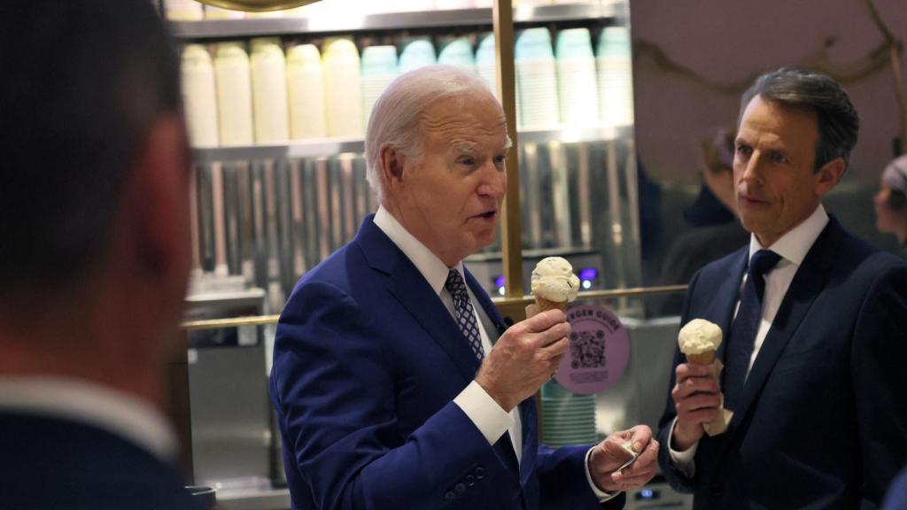 Joe Biden toma un helado, durante su visita a Nueva York.