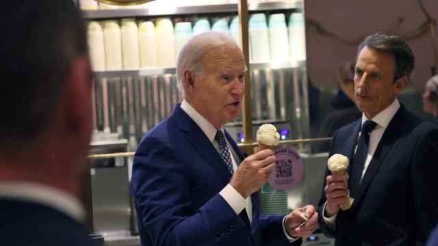 Joe Biden toma un helado, durante su visita a Nueva York.