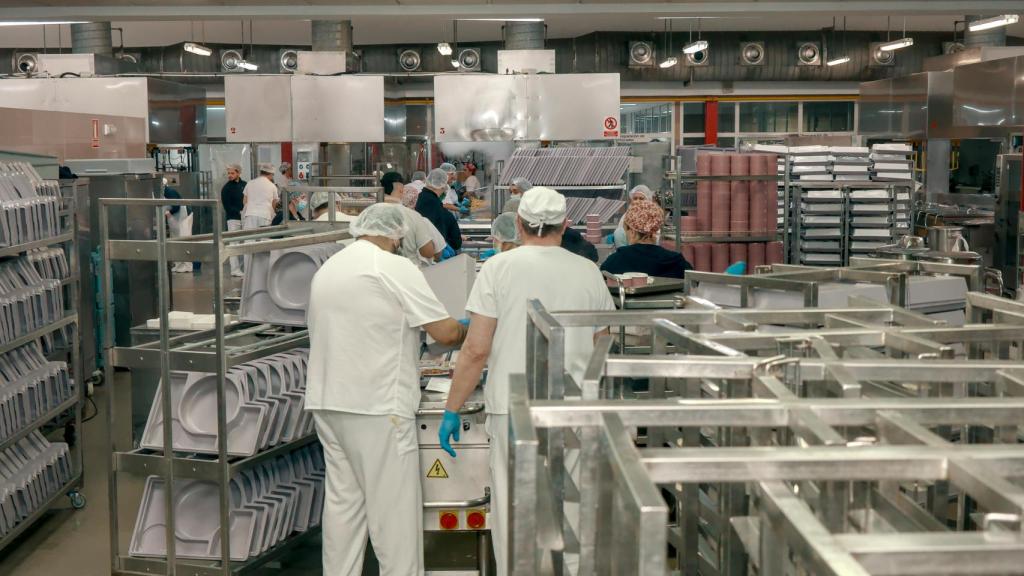 Imagen de los profesionales del equipo de cocina del Virgen del Rocío.