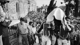 El féretro de Castelao entra en Bonaval entre aplausos y protestas.