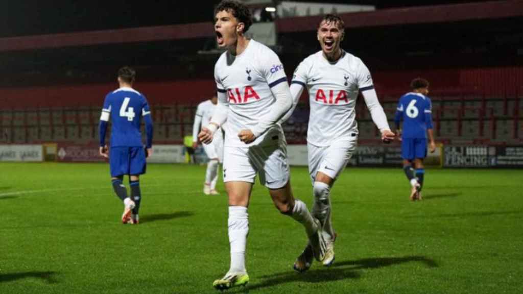 Yago de Santiago celebrando un gol con el Tottenham U-21.