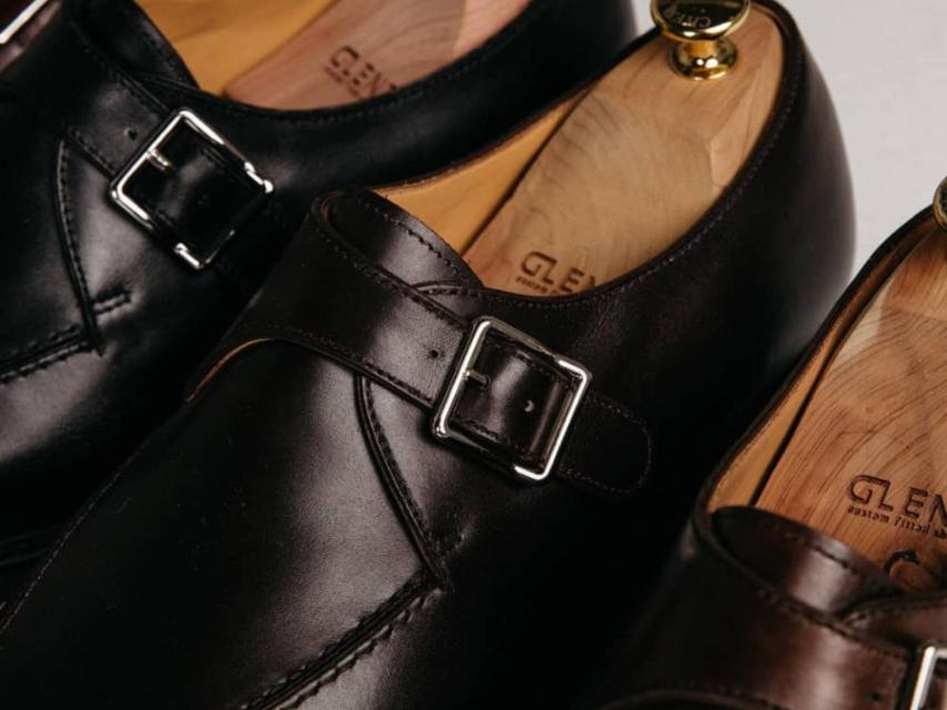 Conjunto de zapatos de piel con horma.