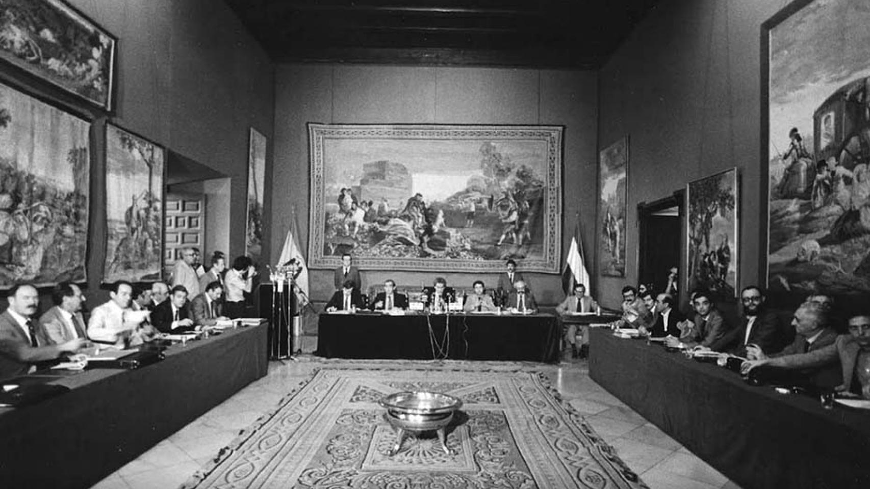 Pleno del primer Gobierno andaluz en los Reales Alcázares de Sevilla.