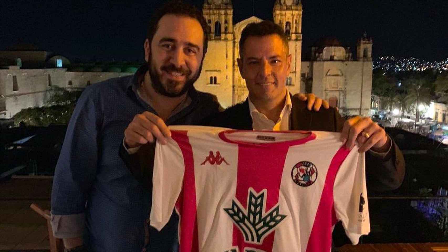 Víctor de Aldama y Alejandro Murat, Gobernador de Oaxaca, posan con una camiseta del Zamora CF.