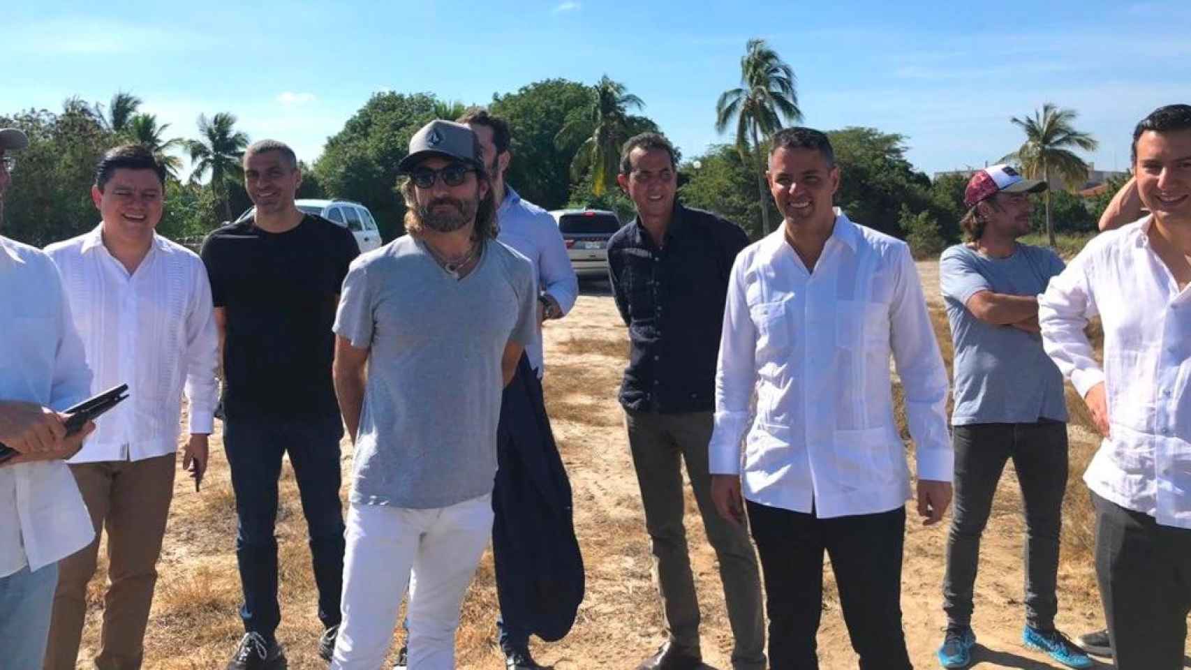 Javier Hidalgo, con gorra y gafas de sol, junto al gobernador de Oaxaca, con camisa blanca en el centro de la foto.