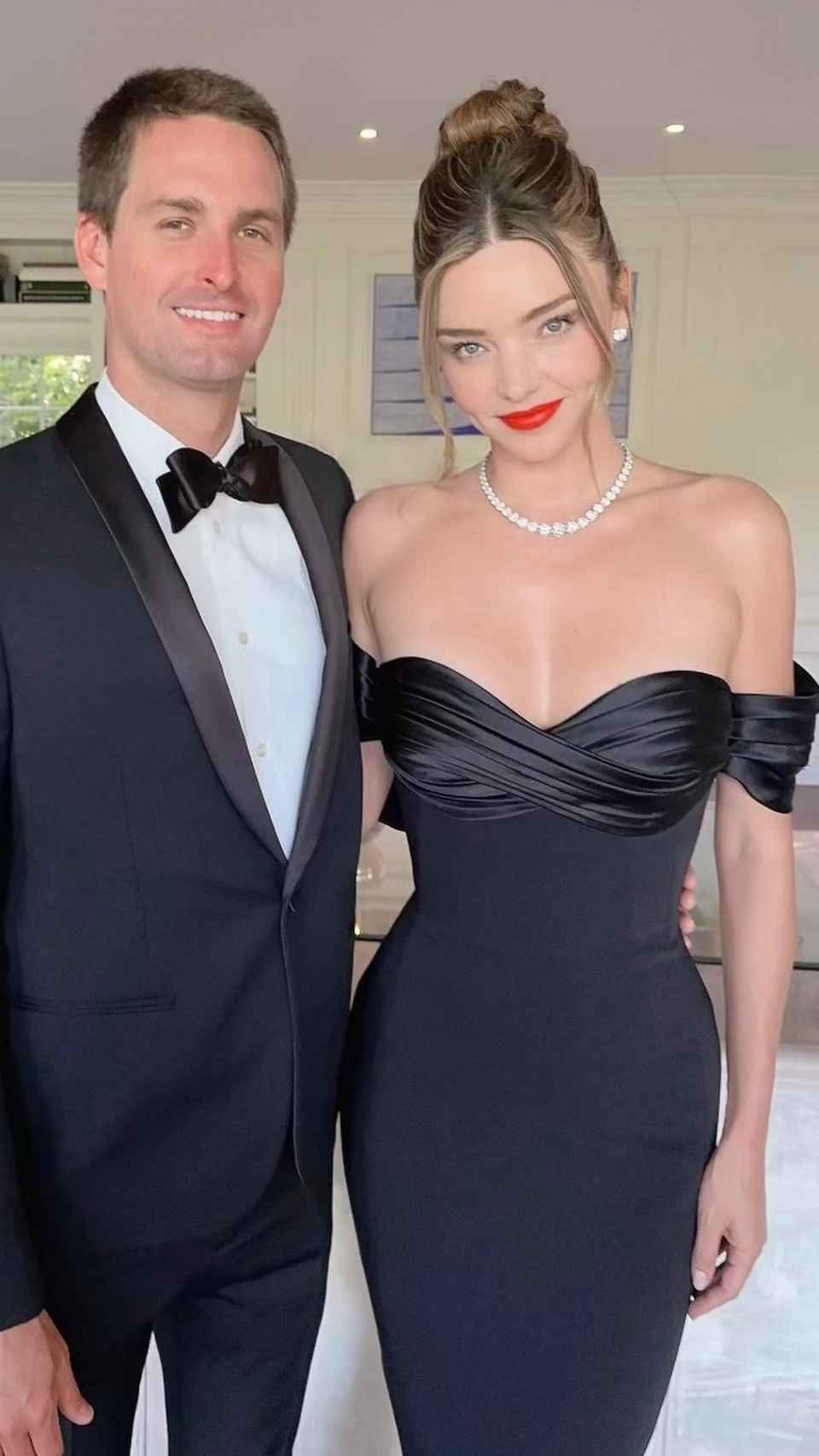Miranda Kerr y su esposo, Evan Spiegel, en una imagen de sus redes.