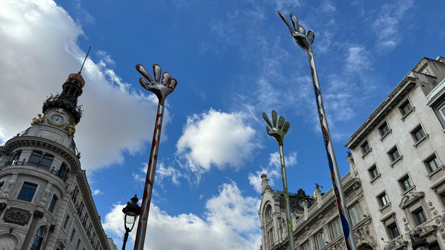Esculturas en la plaza de Santa Ana de Madrid.
