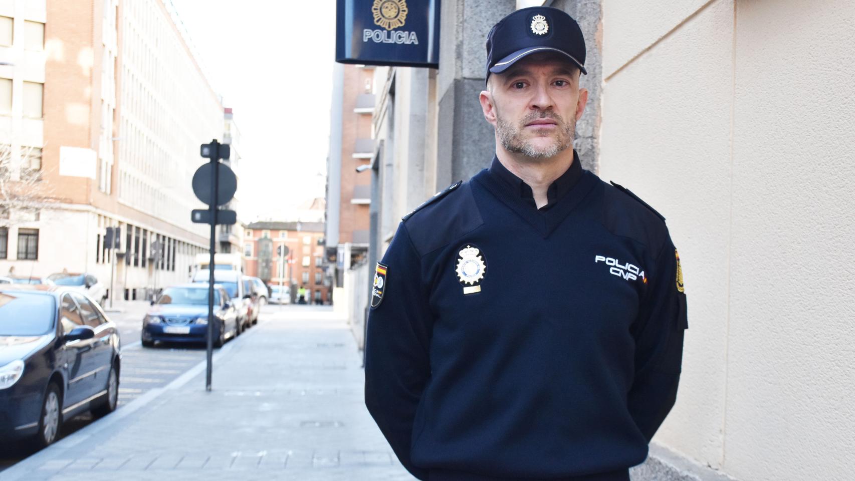 Luis Manuel al lado Jefatura superior de la Policía Nacional en Castilla y León en la calle Felipe II de Valladolid