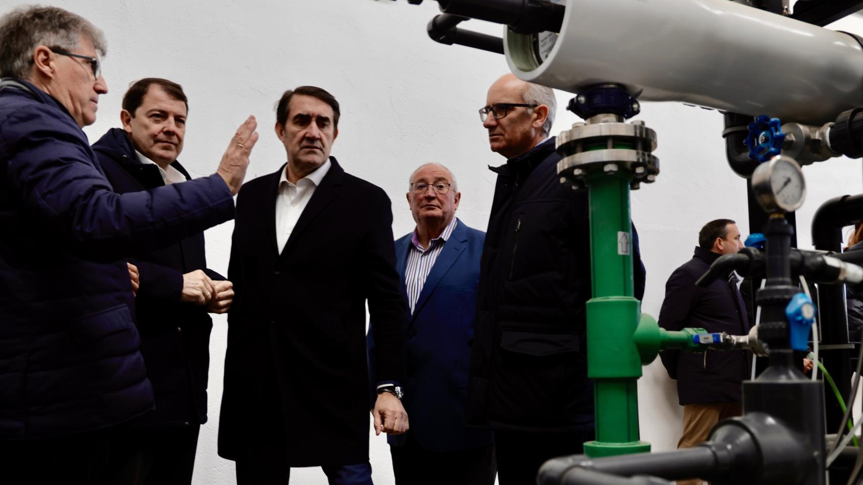 Mañueco, acompañado de Carlos Parra y Juan Carlos Suárez-Quiñones, visita la nueva EDAR de Ledrada