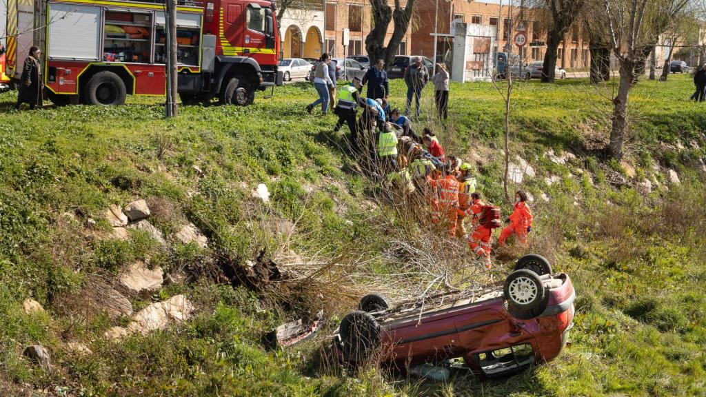 El lugar en el que ha volcado un hombre con su turismo