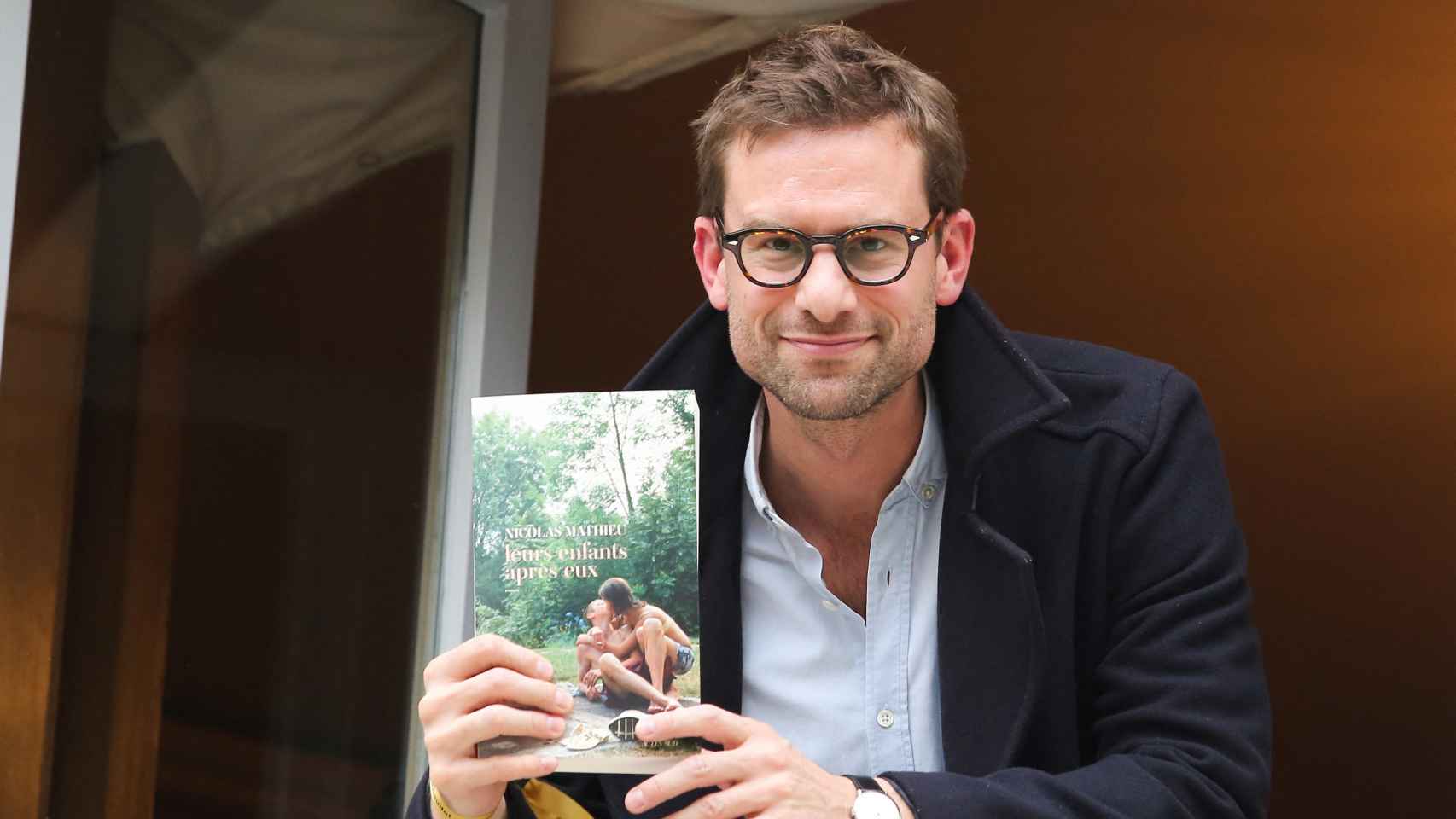 Nicolas Mathieu con su libro 'Leurs enfants  après eux', en 2018.