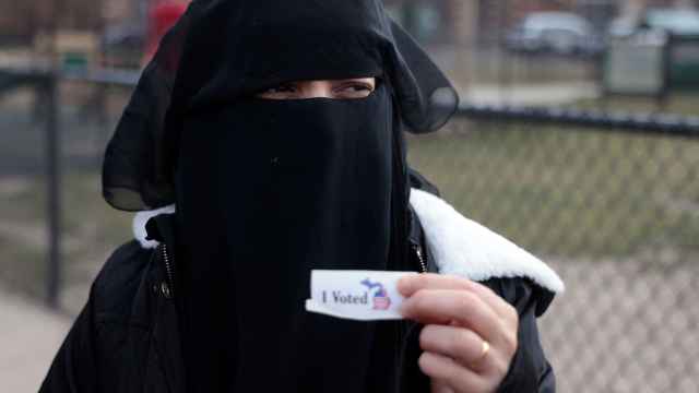 Una votante demócrata muestra su pegatina 'I Voted' en las primarias de Michigan.