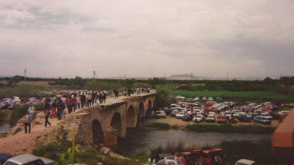 Miles de coches en las inmediaciones de la discoteca