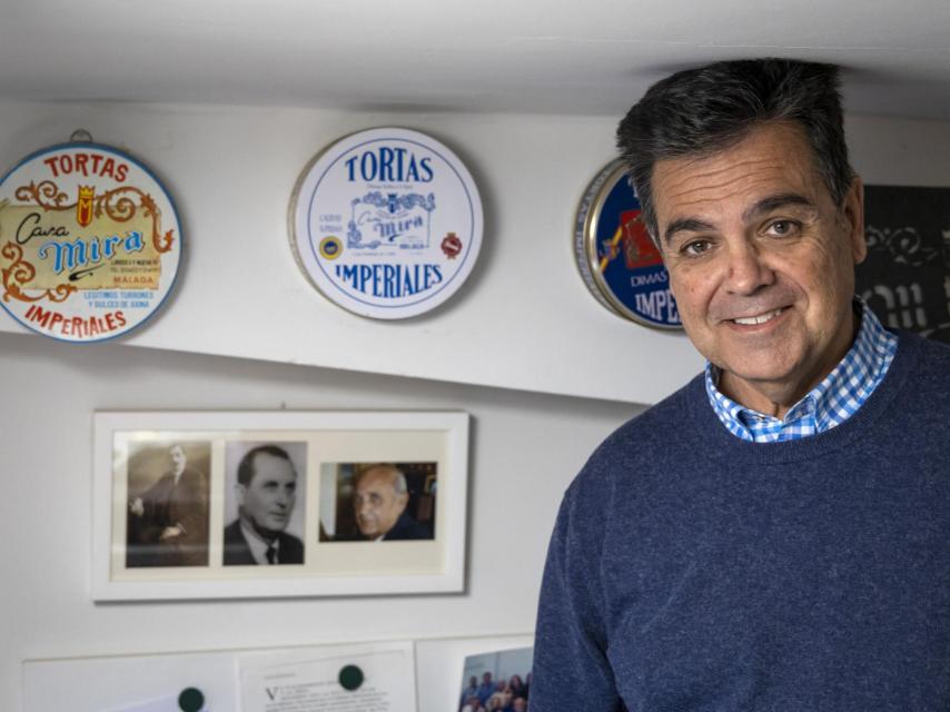 Andrés Mira posa en el despacho del local, decorado con latas antiguas. El techo mide 1,80; él, 1,83.