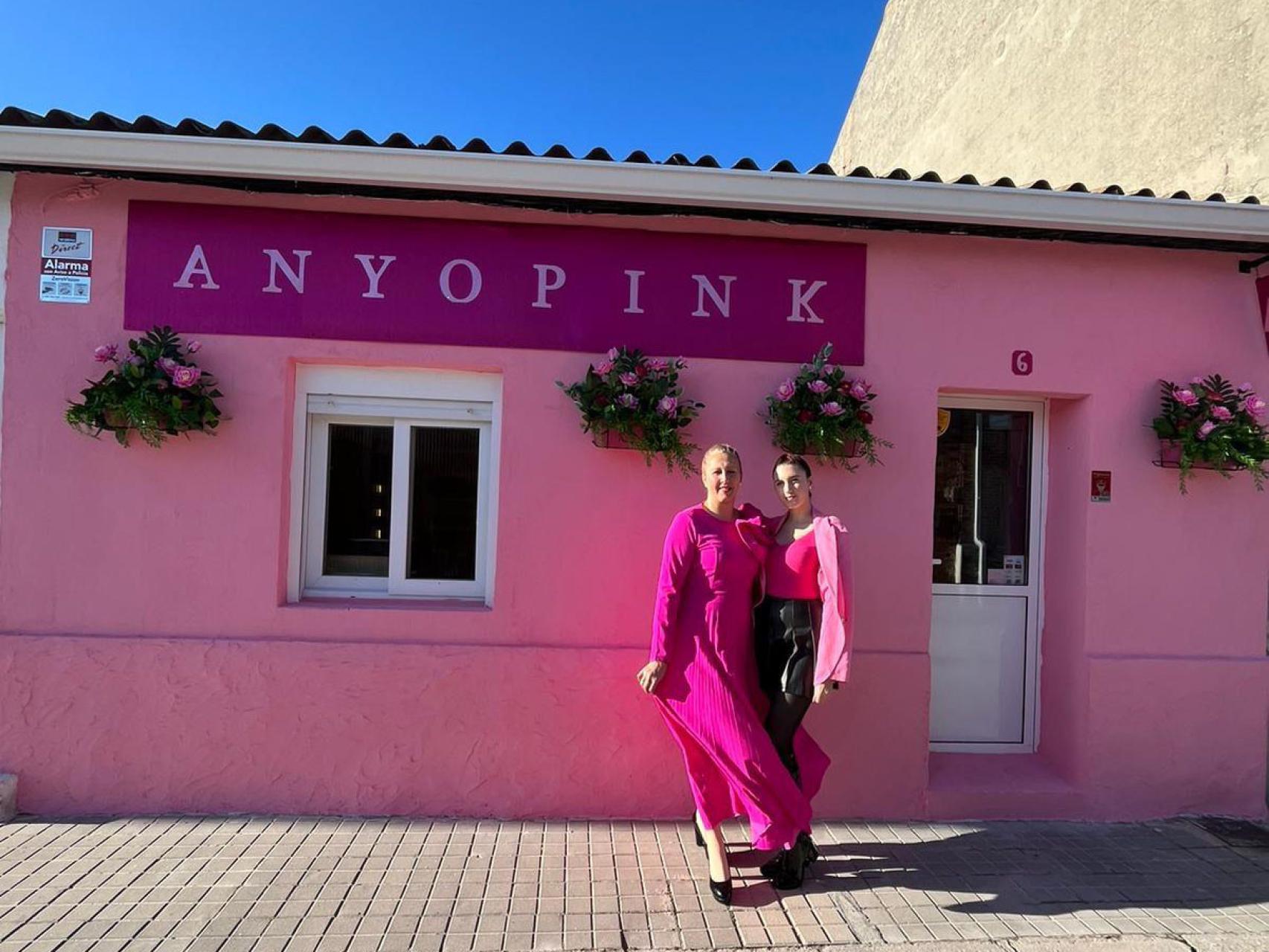 Madre e hija en el exterior del quiosco