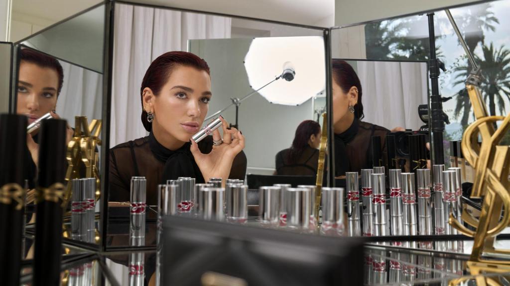 Dua Lipa con el último lanzamiento de labiales de YSL.
