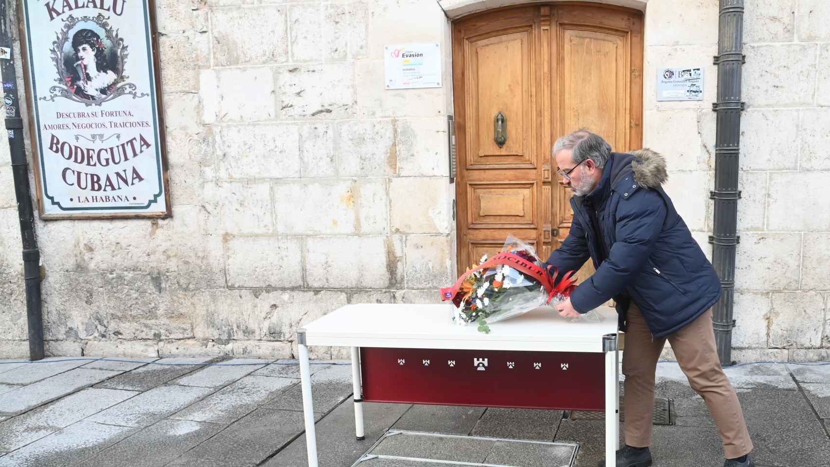 Un ramo de flores como homenaje al joven fallecido el pasado fin de semana en Burgos