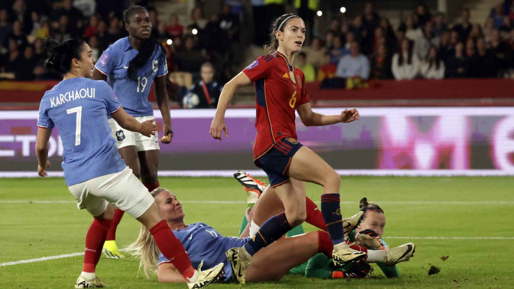 Aitana Bonmatí remata a gol en el partido ante Francia de la Nations League.