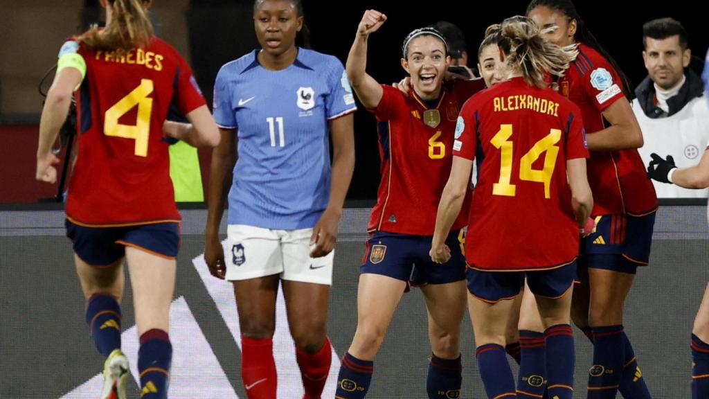 Las jugadoras de España celebran el primer gol ante Francia.