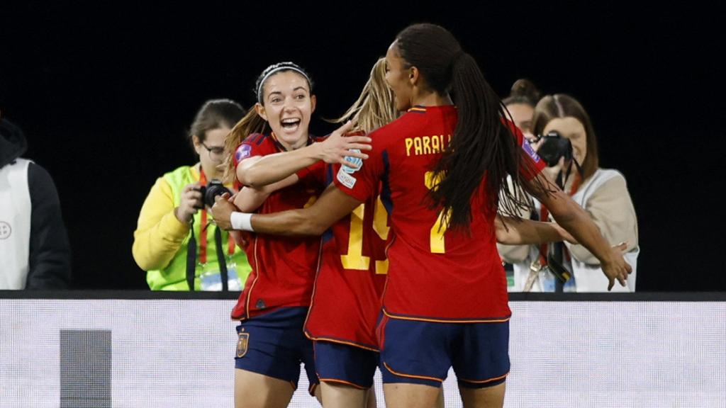 Aitana Bonmatí, felicitada por sus compañeras.