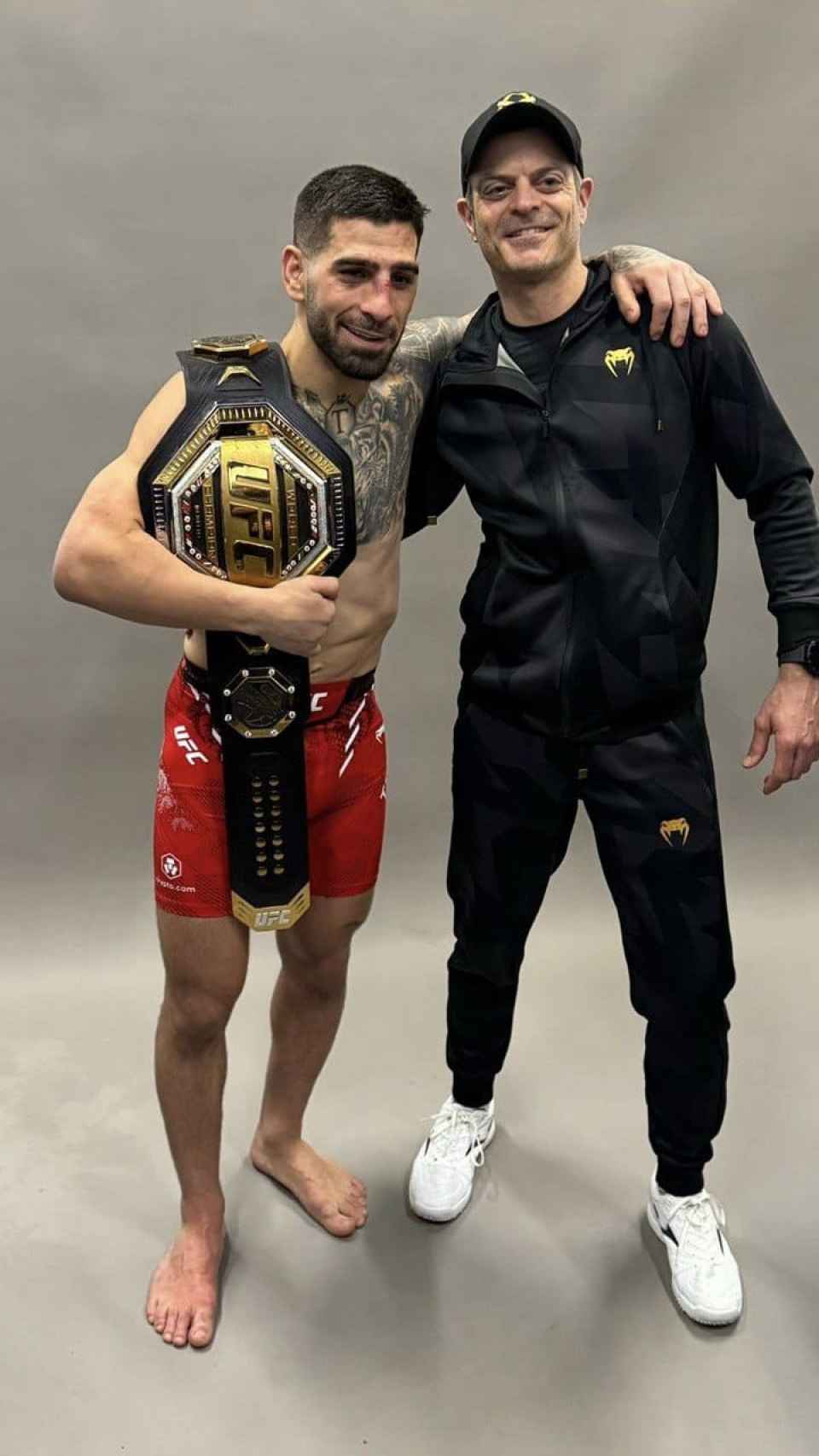 El doctor Aldo posando con Ilia Topuria tras imponerse el 17 de febrero a Alexander Volkanovski, en el campeonato del mundo del peso pluma de la UFC.