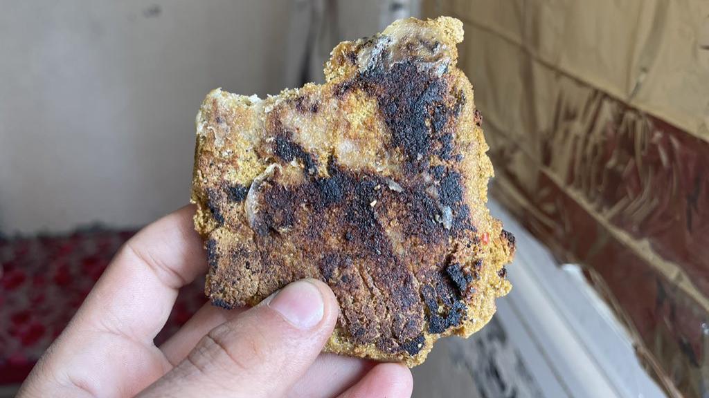 El 'pan' de pienso de conejo, burro y paloma que comen Hamza Abu Toha y su familia en Gaza.