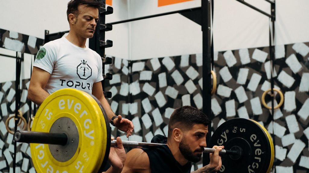 Aldo Martínez durante un entrenamiento con Ilia Topuria.
