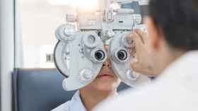 Un paciente en una revisión oftalmológica.